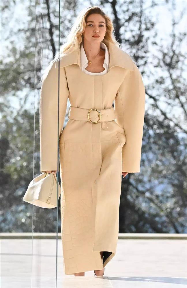 Bạn gái 26 tuổi của Leonardo DiCaprio gây sốt với cơ bụng săn chắc-1