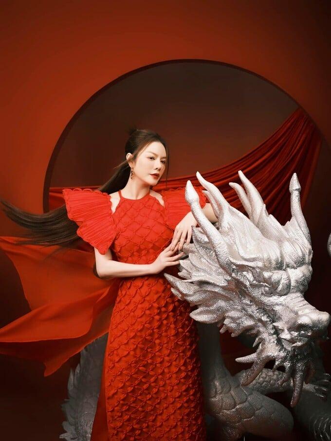 Nghệ sĩ Việt xúng xính áo dài đón Tết: Lý Nhã Kỳ ma mị, Tiểu Vy nền nã-2