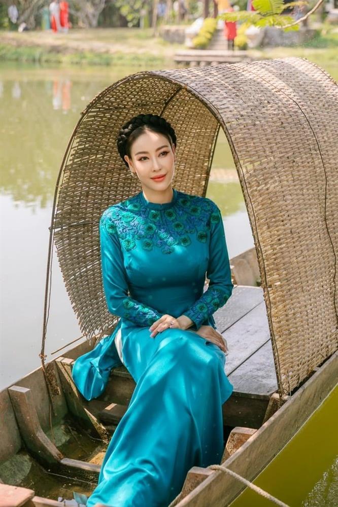 Nghệ sĩ Việt xúng xính áo dài đón Tết: Lý Nhã Kỳ ma mị, Tiểu Vy nền nã-6