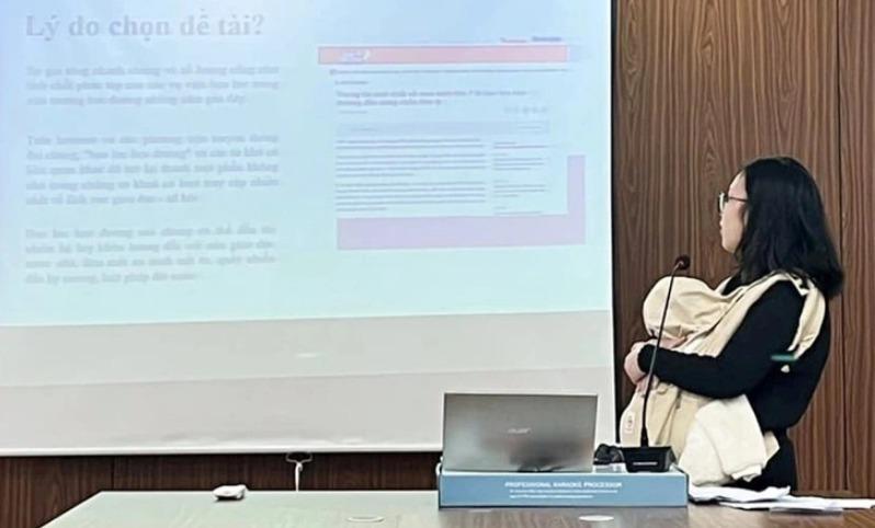 Xúc động câu chuyện mẹ địu con trước ngực, đứng bảo vệ khóa luận tốt nghiệp-1