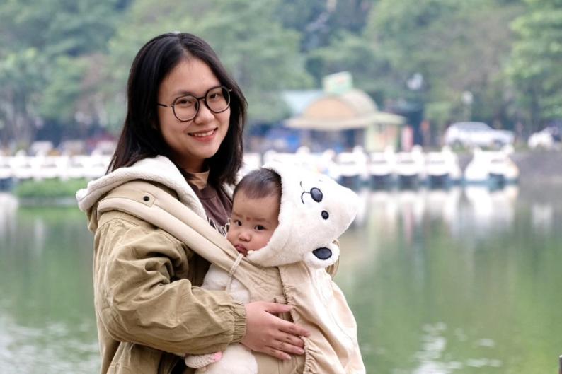 Xúc động câu chuyện mẹ địu con trước ngực, đứng bảo vệ khóa luận tốt nghiệp-2