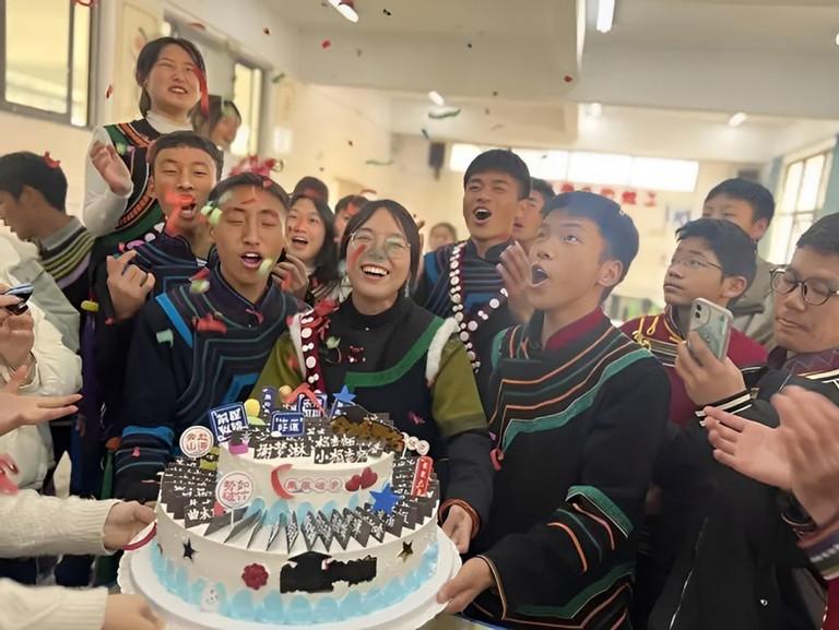 Xúc động cô giáo hoãn cưới 1 năm, lên vùng núi dạy học-1