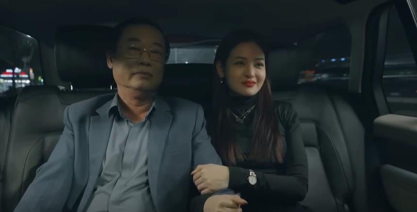 Chúng ta của 8 năm sau: Lộ diện ông bố quyền lực của nữ phụ sang chảnh nhất phim-2