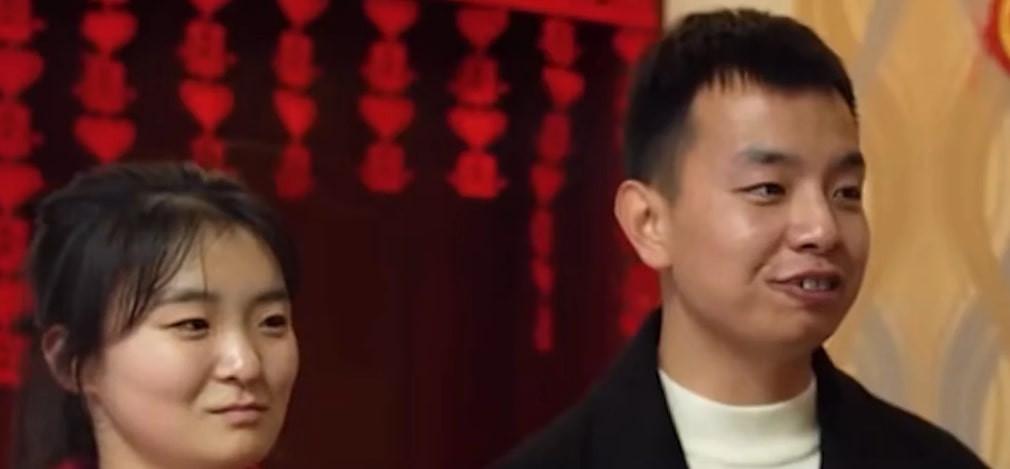 Đi đón dâu, gia đình chú rể giơ biểu ngữ gây tranh cãi-2