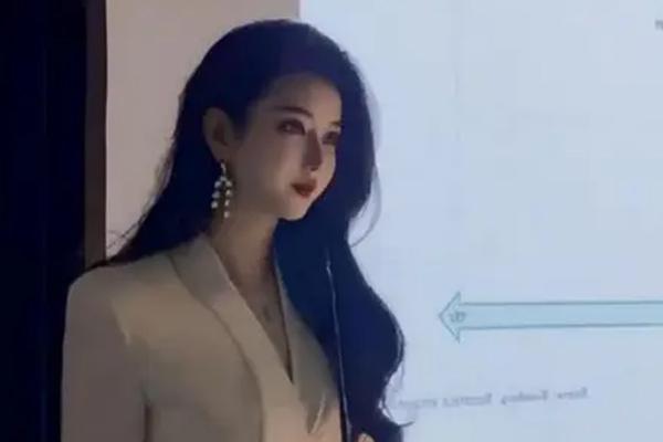 Thời trang đi dạy học của cô giáo U50 như giới tài phiệt Hàn Quốc gây sốt mạng-10