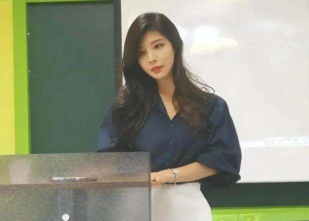 Cô giáo xinh đẹp bị chụp lén, ảnh vừa tung lên dân tình ráo riết truy tìm: Danh tính gây bất ngờ-3