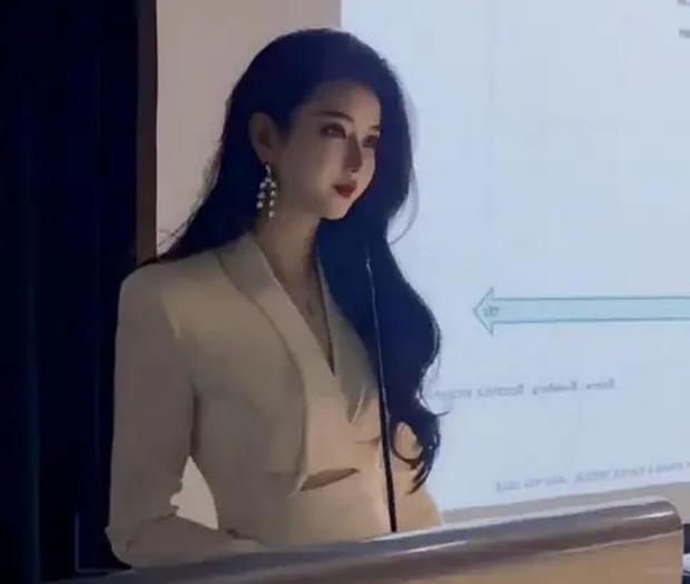 Cô giáo xinh đẹp bị chụp lén, ảnh vừa tung lên dân tình ráo riết truy tìm: Danh tính gây bất ngờ-1