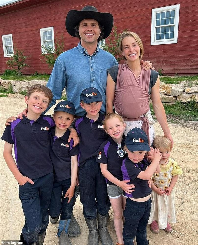 2 tuần sau khi sinh, người đẹp đi thi hoa hậu, vừa thi vừa... cho con bú-3