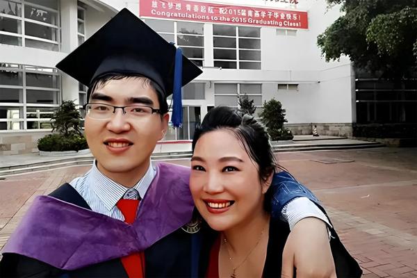 Quá khứ bỏ học vì kém, phải bán hàng thuê của giáo sư ĐH top 1 thế giới-1