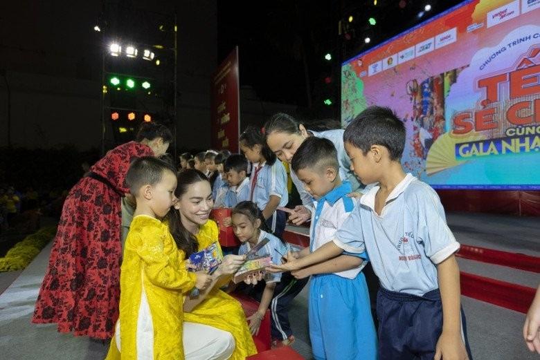 Còn nhỏ nhưng con gái Thủy Tiên, Võ Hạ Trâm đã biết cách sẻ chia, thể hiện rõ việc nuôi dạy con cực khéo-6