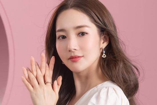 Park Min Young: Ngôi sao Hàn được săn đón hàng đầu giàu cỡ nào?