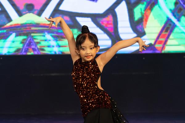 Con Khánh Thi có vẻ ngoài cá tính, càng lớn càng bộc lộ tài năng như bố mẹ-1