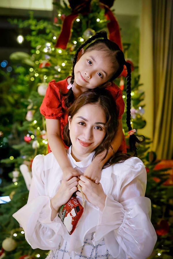 Con Khánh Thi có vẻ ngoài cá tính, càng lớn càng bộc lộ tài năng như bố mẹ-4