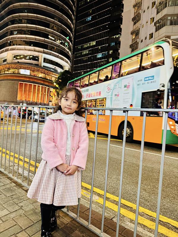 Con Khánh Thi có vẻ ngoài cá tính, càng lớn càng bộc lộ tài năng như bố mẹ-5