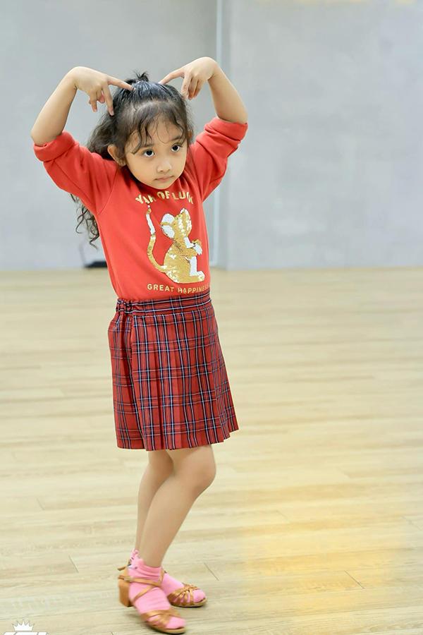 Con Khánh Thi có vẻ ngoài cá tính, càng lớn càng bộc lộ tài năng như bố mẹ-7