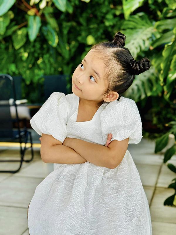 Con Khánh Thi có vẻ ngoài cá tính, càng lớn càng bộc lộ tài năng như bố mẹ-8