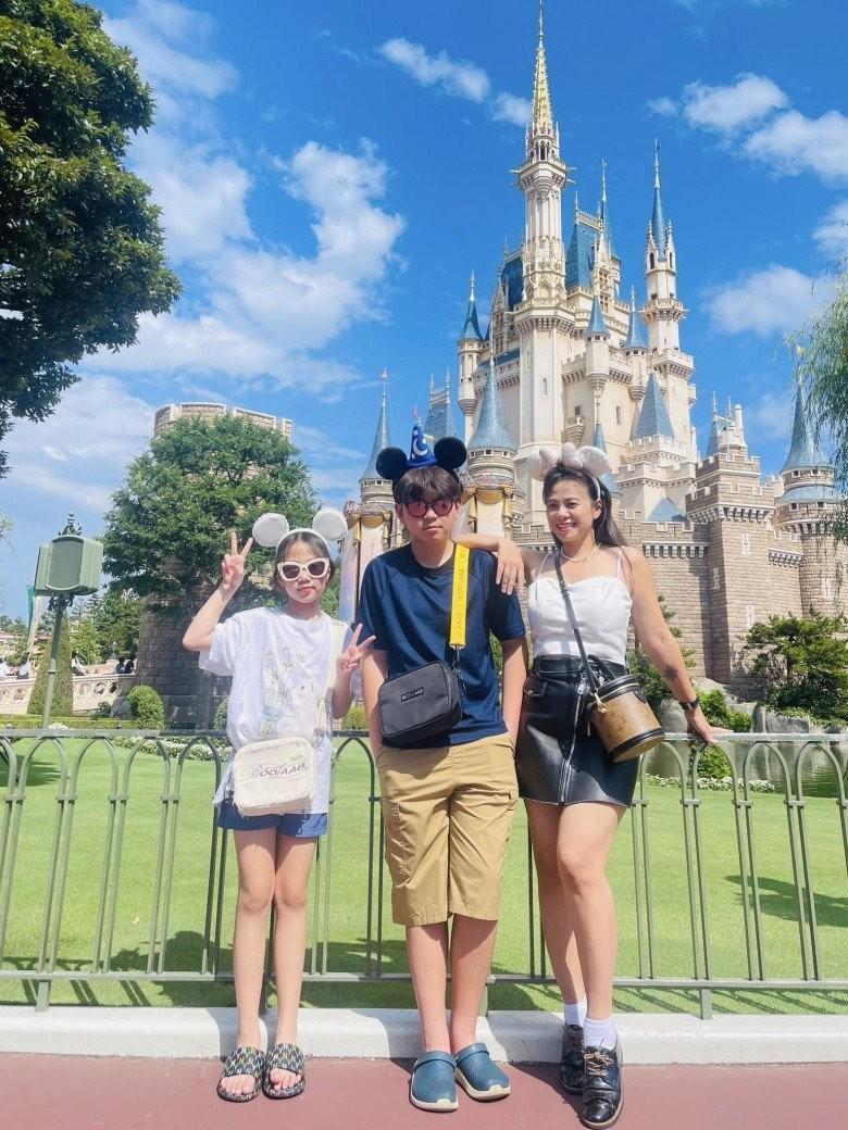 Hậu ly hôn, 2 con Shark Bình và vợ cũ được chăm sóc đủ đầy: Bố đưa đi tiệc, mẹ khoe thành tích học tập xuất sắc-6