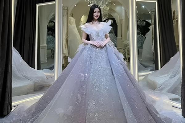 Phủ nhận tin cưới chạy bầu nhưng Chu Thanh Huyền liên tục để lộ vòng 2 nhô cao bất thường?-6