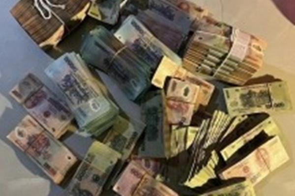 Video tên cướp manh động xông vào ngân hàng dọa nổ rồi cướp tiền bỏ chạy-6