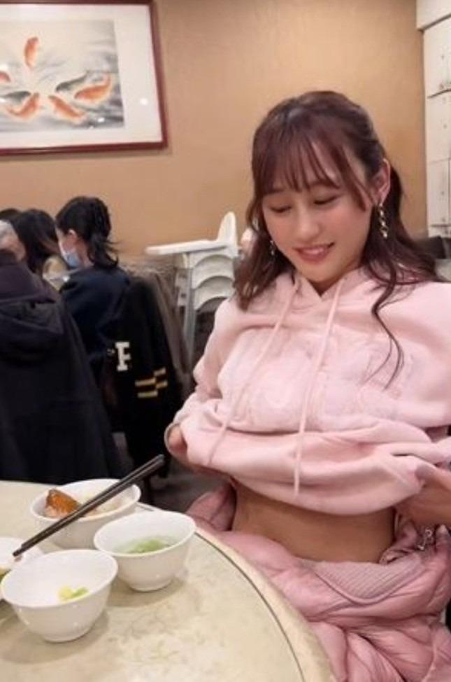 Nữ diễn viên bị chỉ trích vì vén áo phản cảm trong nhà hàng-3