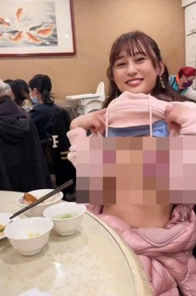 Nữ diễn viên bị chỉ trích vì vén áo phản cảm trong nhà hàng-4