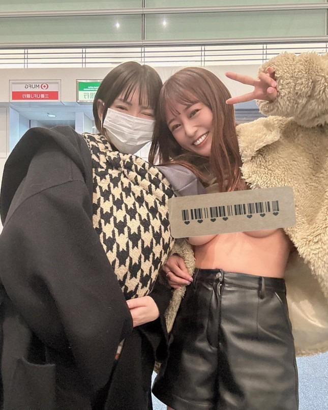 Nữ diễn viên bị chỉ trích vì vén áo phản cảm trong nhà hàng-5