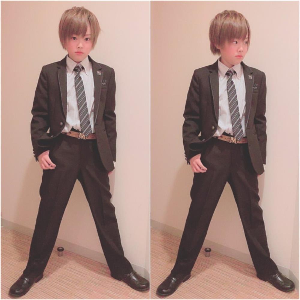 Cậu bé 4 tuổi nhuộm tóc vàng, đi hát karaoke hàng tuần giờ ra sao?-4