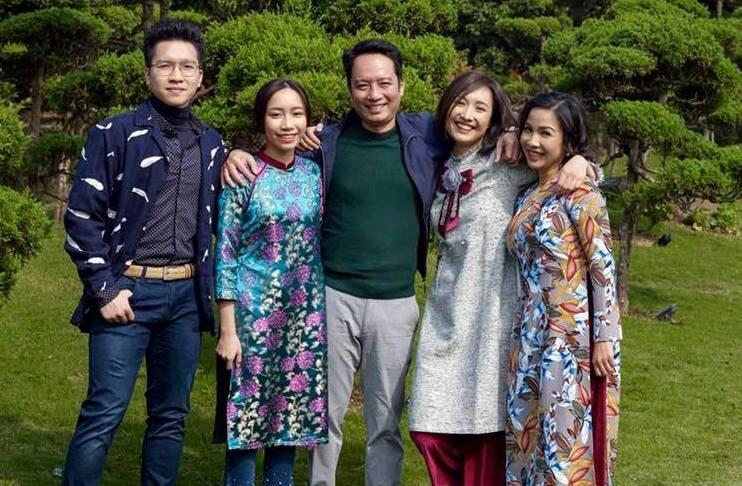 Rể Tây của diva Mỹ Linh khăn gói cùng vợ về Việt Nam ăn Tết, vô tình làm lộ mối quan hệ mẹ kế - con chồng-1