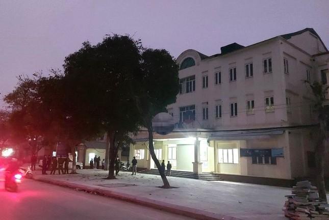 Video tên cướp manh động xông vào ngân hàng dọa nổ rồi cướp tiền bỏ chạy-1