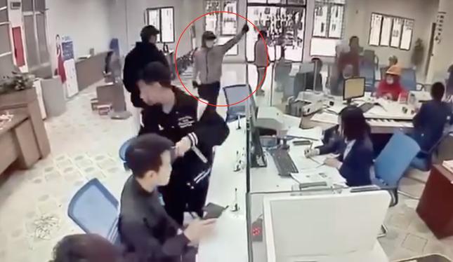 Video tên cướp manh động xông vào ngân hàng dọa nổ rồi cướp tiền bỏ chạy-2