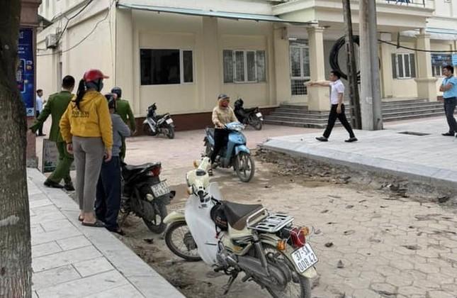 Video tên cướp manh động xông vào ngân hàng dọa nổ rồi cướp tiền bỏ chạy-3