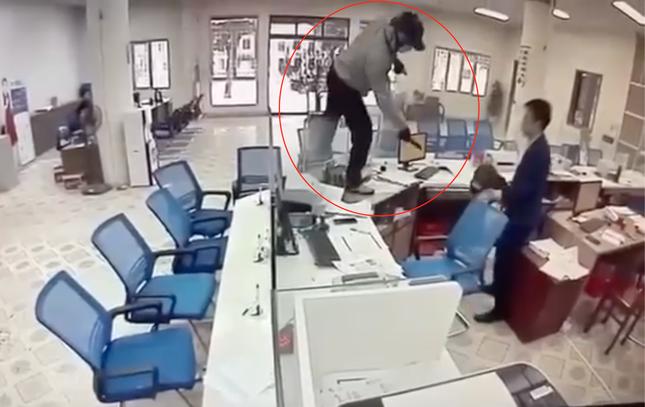 Video tên cướp manh động xông vào ngân hàng dọa nổ rồi cướp tiền bỏ chạy-4