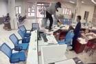 Video tên cướp manh động xông vào ngân hàng dọa nổ rồi cướp tiền bỏ chạy