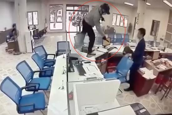 Video tên cướp manh động xông vào ngân hàng dọa nổ rồi cướp tiền bỏ chạy