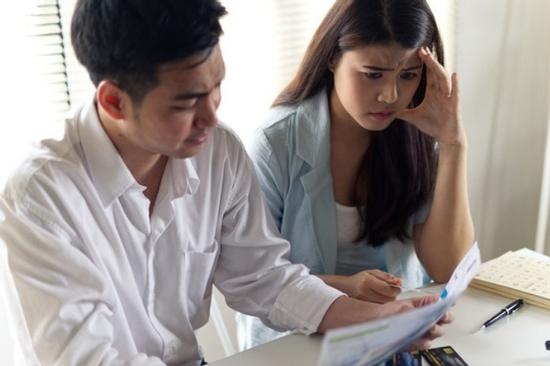 Thấy em trai mua ô tô, chồng tôi bức xúc nói 1 câu làm tôi sợ tái mặt