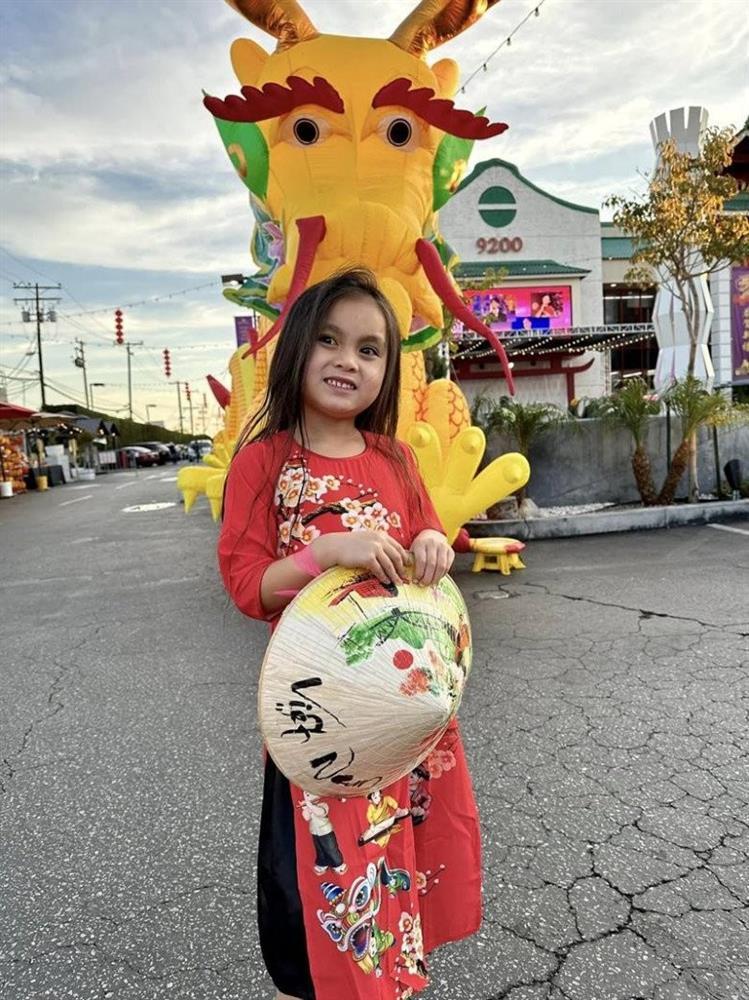 Con gái nữ hoàng ảnh lịch Y Phụng được mẹ cho diện áo dài điệu đà trên đất Mỹ-6