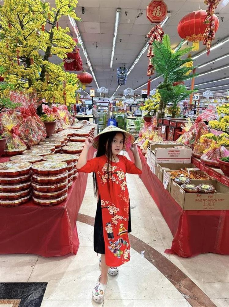 Con gái nữ hoàng ảnh lịch Y Phụng được mẹ cho diện áo dài điệu đà trên đất Mỹ-7