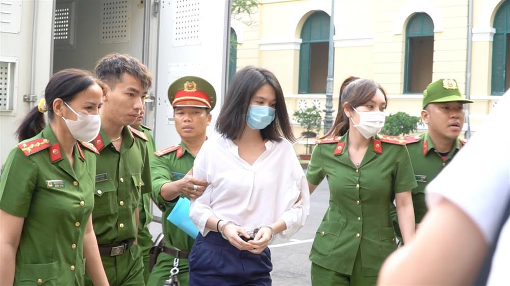 Chị ruột xót xa dự phiên tòa xét xử Ngọc Trinh, mong muốn em gái được nhận khoan hồng, sớm đoàn tụ với gia đình-3