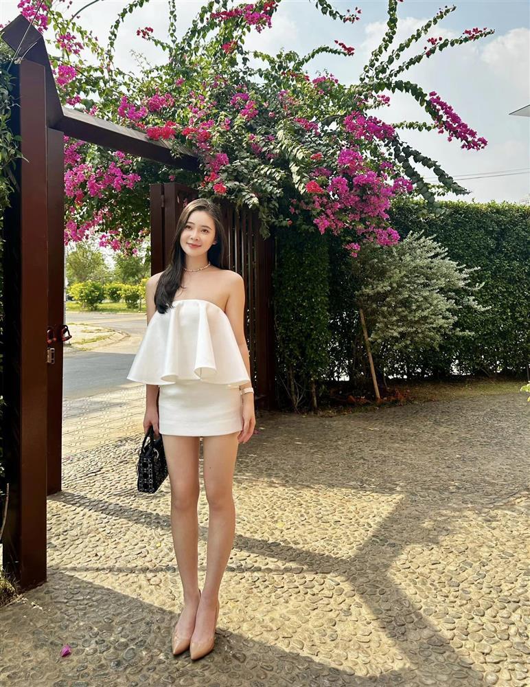 Tiểu thư RMIT xinh nhất Đà Nẵng diện váy mỏng manh, xẻ sâu cưỡi ngựa gây chú ý-3