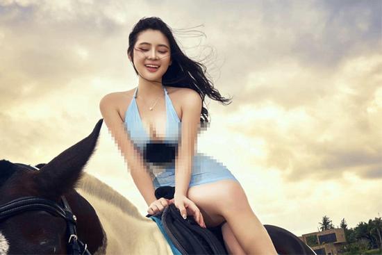 'Tiểu thư RMIT xinh nhất Đà Nẵng' diện váy mỏng manh, xẻ sâu cưỡi ngựa gây chú ý