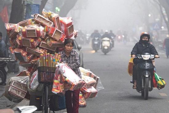 Sương mù bao phủ, chỉ số không khí Hà Nội ở mức đáng báo động