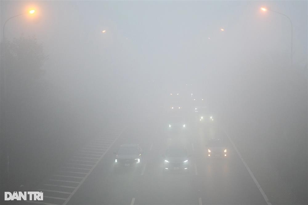 Sương mù bao phủ, chỉ số không khí Hà Nội ở mức đáng báo động-1
