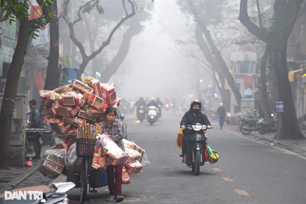 Sương mù bao phủ, chỉ số không khí Hà Nội ở mức đáng báo động-2
