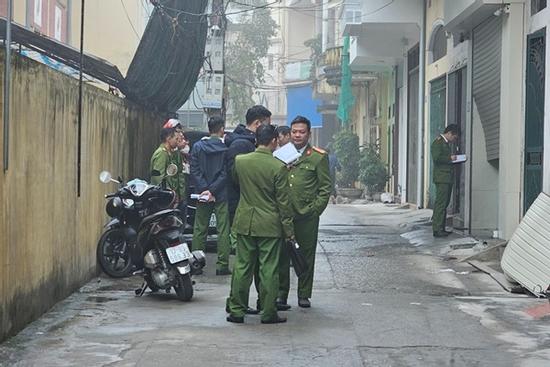 Cảnh sát phá cửa cứu 3 mẹ con mắc kẹt trong ngôi nhà cháy