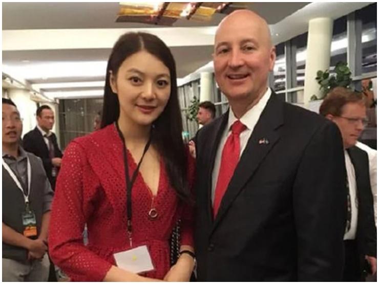 Vợ mới mất, tỷ phú U70 vội vã kết hôn với gái trẻ đẹp, cái kết gây bất ngờ-5