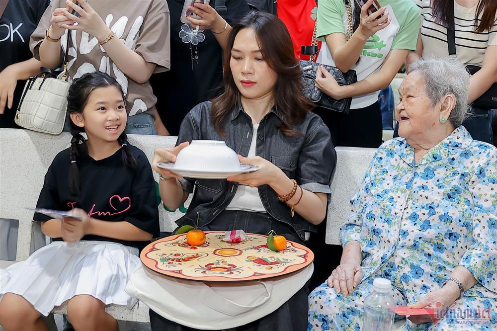 Mỹ Tâm trao quà Khu dưỡng lão, con gái Mai Phương bất ngờ xuất hiện-11