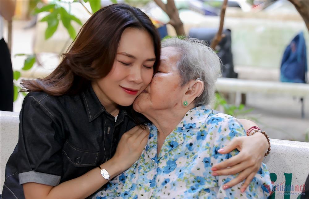 Mỹ Tâm trao quà Khu dưỡng lão, con gái Mai Phương bất ngờ xuất hiện-13