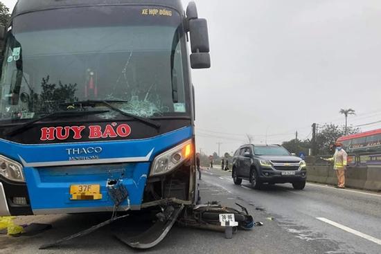 Va chạm với ô tô khách, 2 người đi xe máy tử vong
