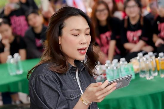 Mỹ Tâm hát 'Chim trắng mồ côi' ngọt lịm trong Khu dưỡng lão nghệ sĩ