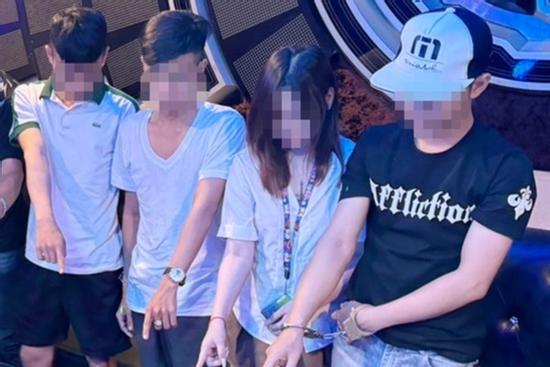 Bắt quả tang nhóm nam nữ phê ma túy trong quán karaoke
